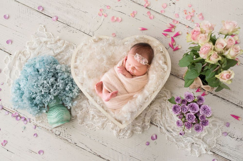 Melbourne Newborn baby in sleepy newborn pose. Melbourne best newborn photographer. Best baby photo photography. Affordable family photos.