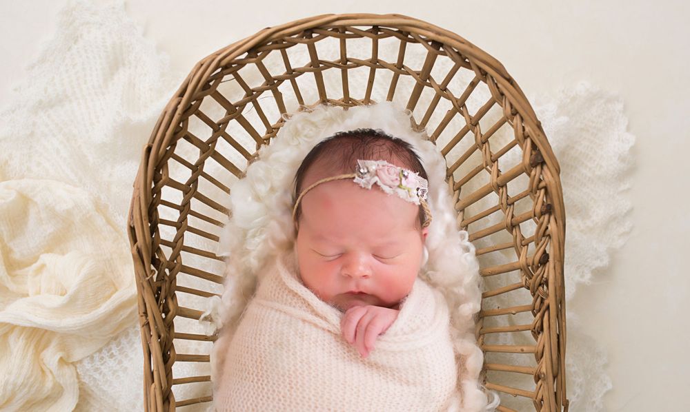 Melbourne Newborn baby in sleepy newborn pose. Melbourne best newborn photographer. Best baby photo photography. Affordable family photos.