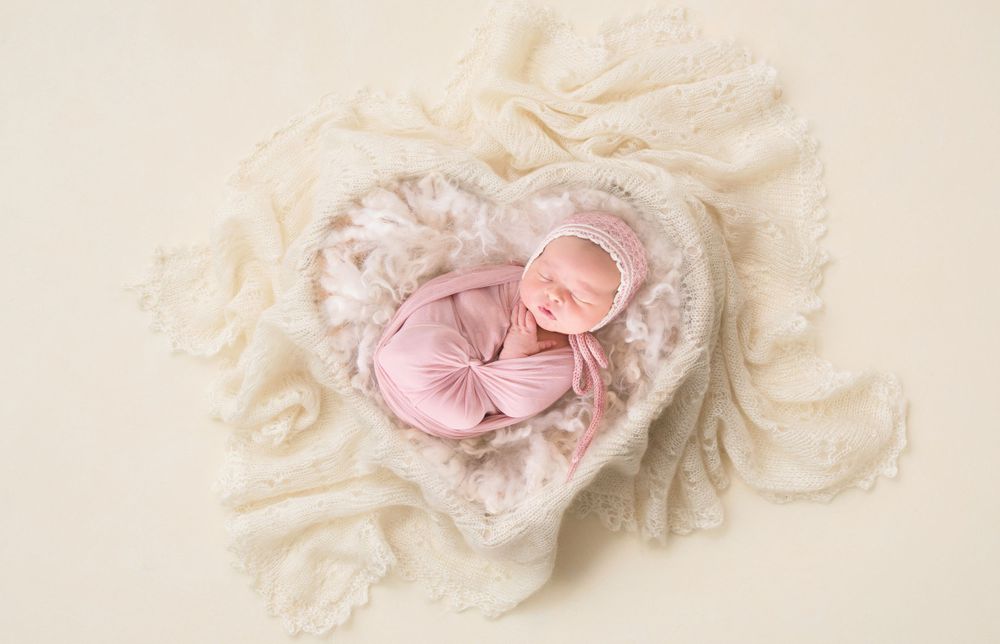 Melbourne Newborn baby in sleepy newborn pose. Melbourne best newborn photographer. Best baby photo photography. Affordable family photos.