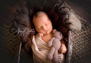 Melbourne Newborn baby in sleepy newborn pose. Melbourne best newborn photographer. Best baby photo photography. Affordable family photos.