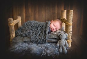 Melbourne Newborn baby in sleepy newborn pose. Melbourne best newborn photographer. Best baby photo photography. Affordable family photos.
