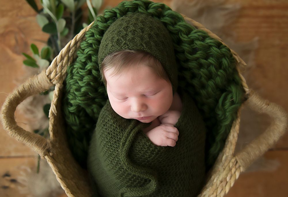 Melbourne Newborn baby in sleepy newborn pose. Melbourne best newborn photographer. Best baby photo photography. Affordable family photos.