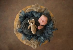 Melbourne Newborn baby in sleepy newborn pose. Melbourne best newborn photographer. Best baby photo photography. Affordable family photos.