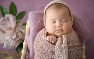 Melbourne Newborn baby in sleepy newborn pose. Melbourne best newborn photographer. Best baby photo photography. Affordable family photos.
