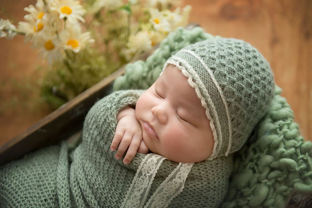 Melbourne Newborn baby in sleepy newborn pose. Melbourne best newborn photographer. Best baby photo photography. Affordable family photos.