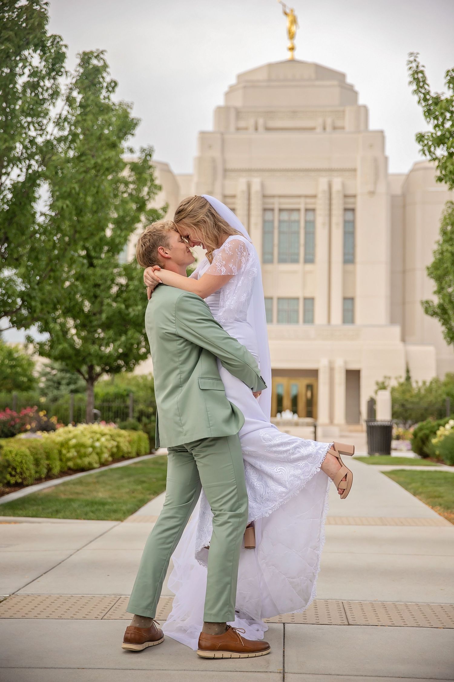 LDS Meridian Idaho temple wedding photography