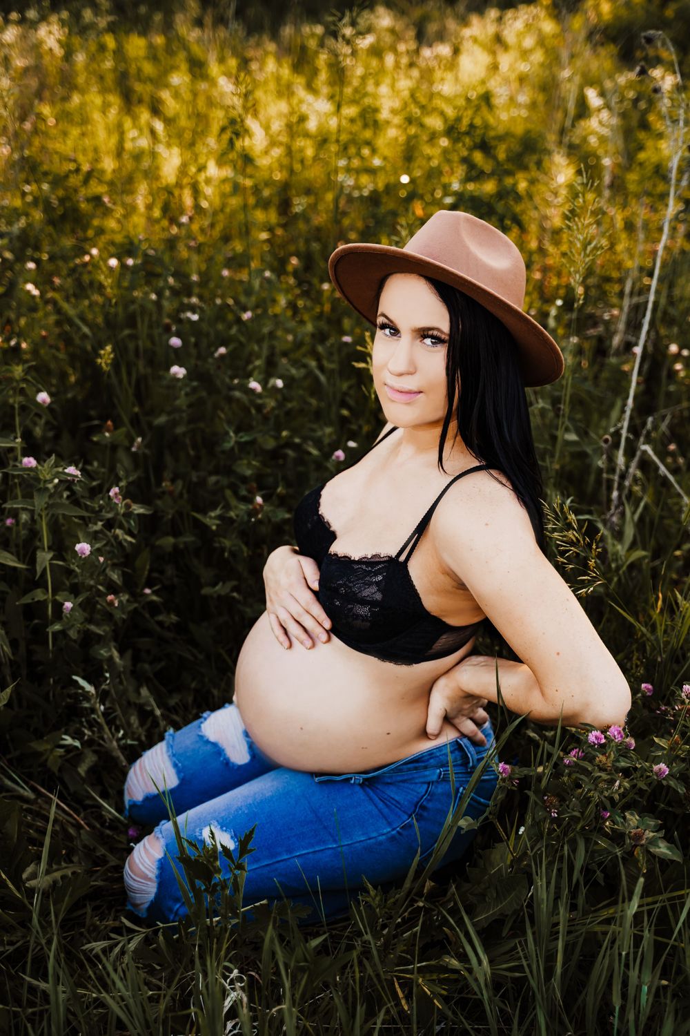 outdoor field maternity photo in jeans