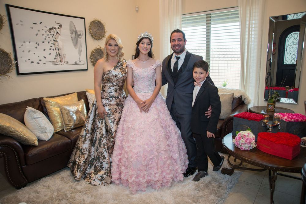 family portrait before leaving the house. Verona Event Center. Pharr, Texas. Wedding photography