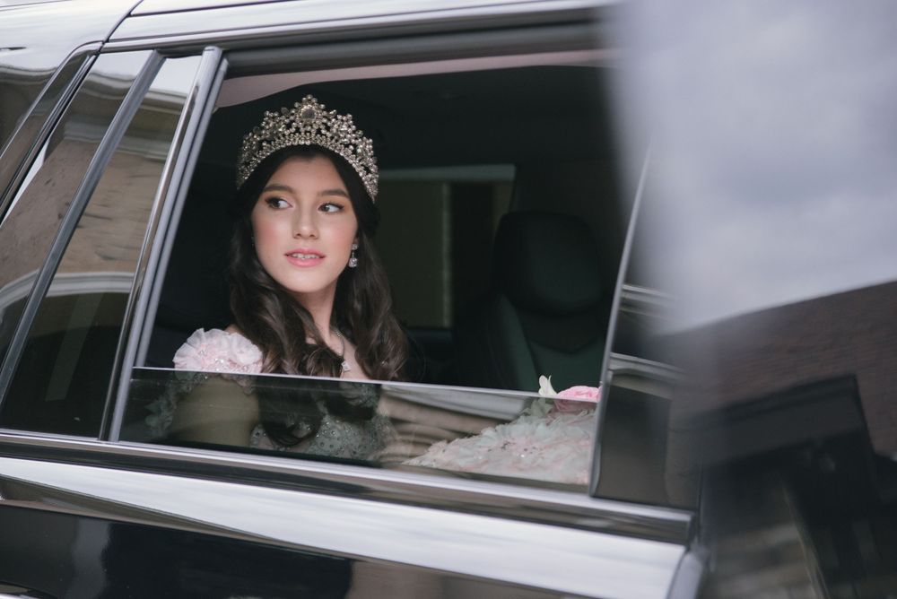 quinceanera looking back at her house before leaving. Verona Event Center. Pharr, Texas. Wedding photography