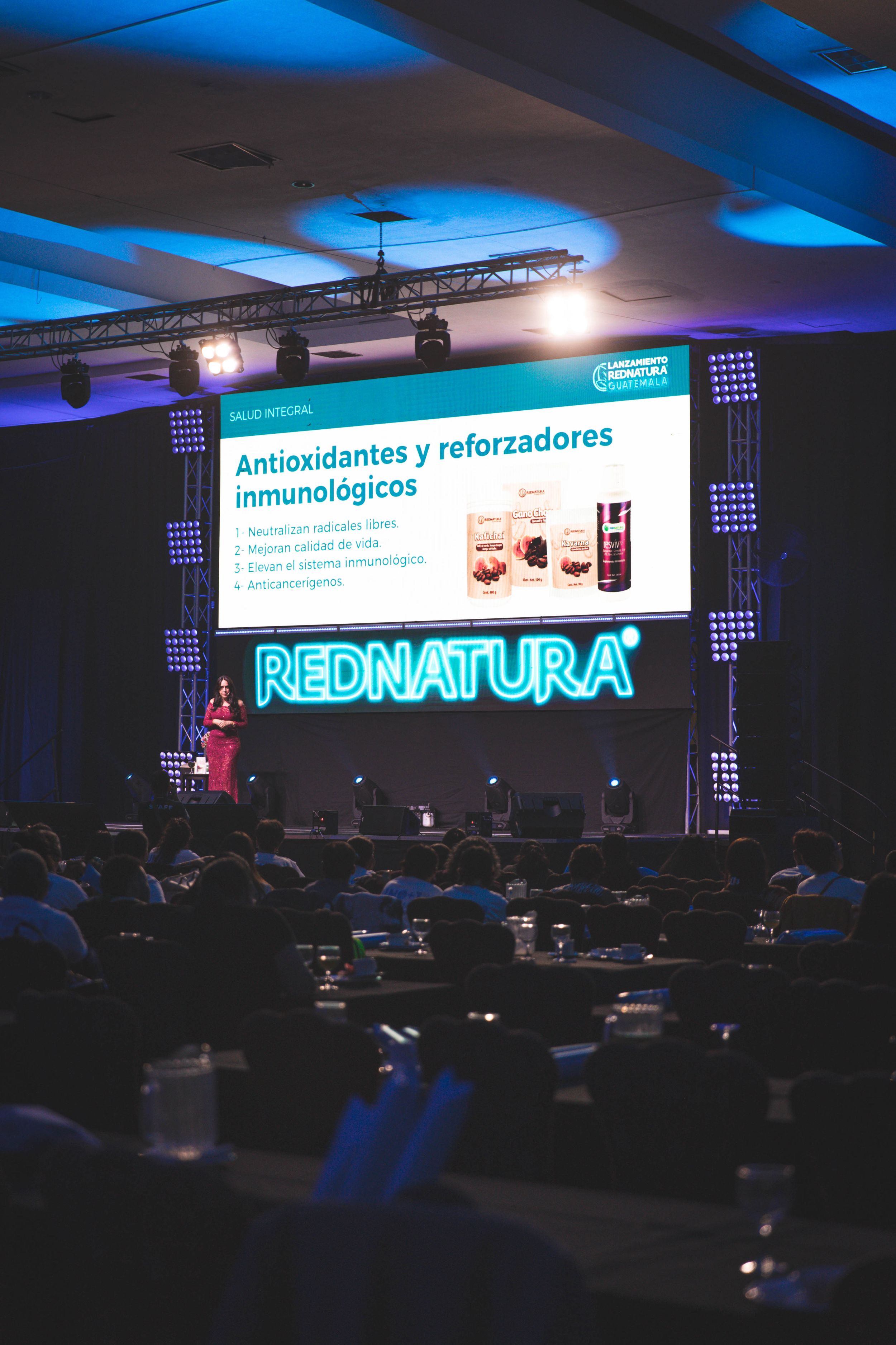 Montaje de cámaras para streaming, pantallas LED e Interpretación simumltánea en evento corporativo en Antigua Guatemala