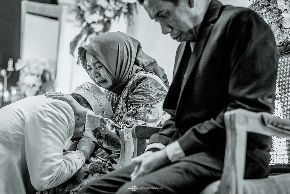 Black and white photo of people during a traditional Muslim wedding ceremony.