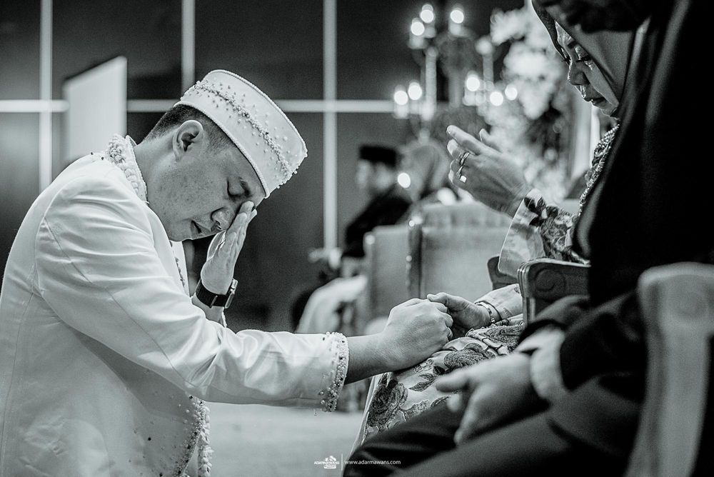 Black and white image of a religious ceremony with traditional Muslim dress and customs.