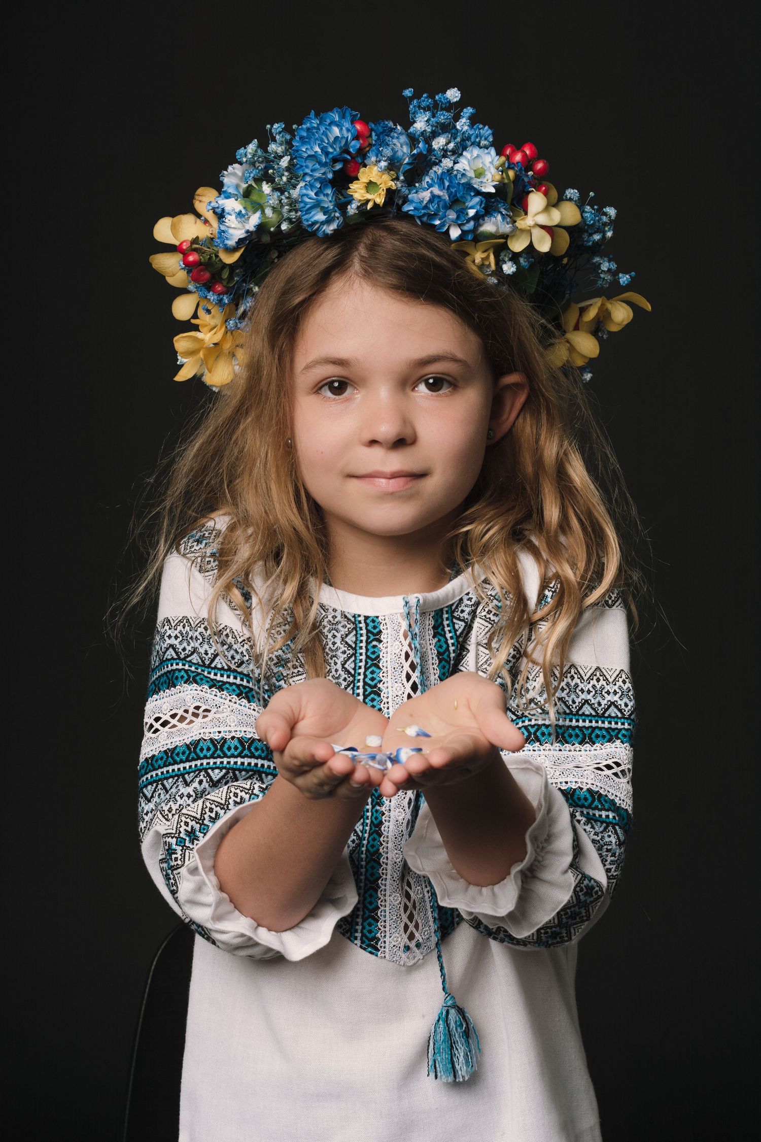 Listen To Ukrainian Hearts is a mini photo project aiming to urge people in Vietnam and Saigon donate to Ukraine.