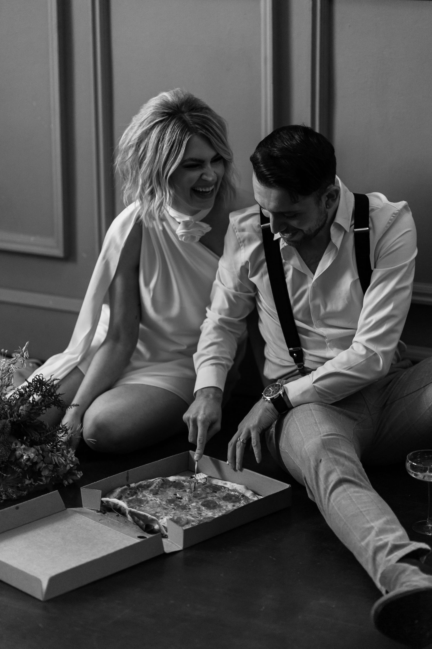 Quirky cool elopement photography. Couple eating pizza  at Wellington house in Ayrshire