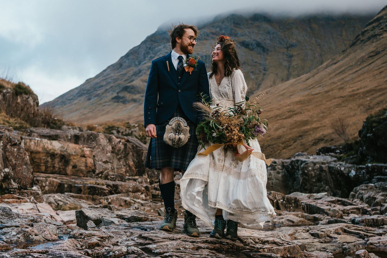 Quirky cool elopement photography. Couple eating pizza  at Wellington house in Ayrshire
