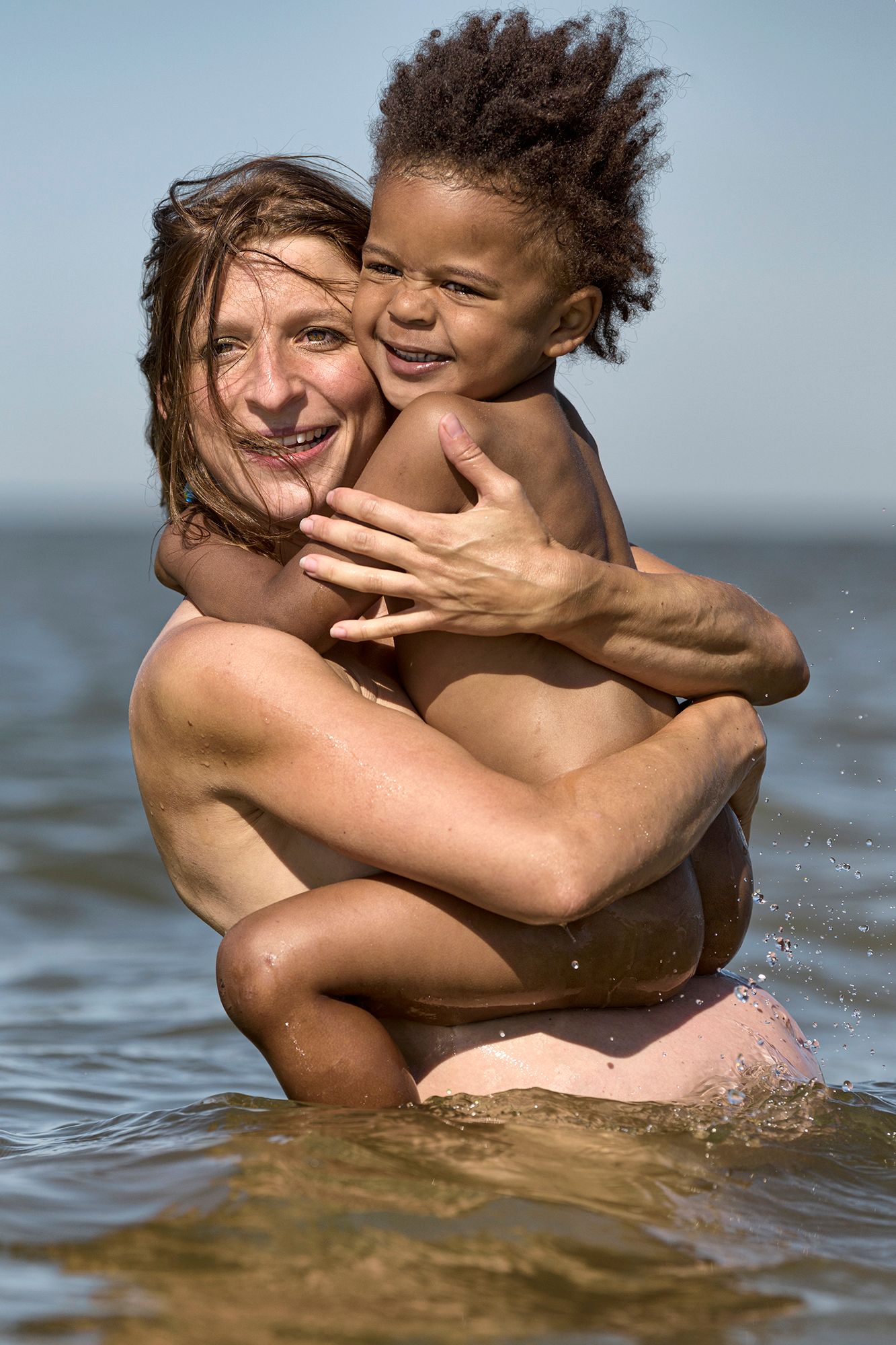 zwangerschapsfoto van een moeder met kind in de zee