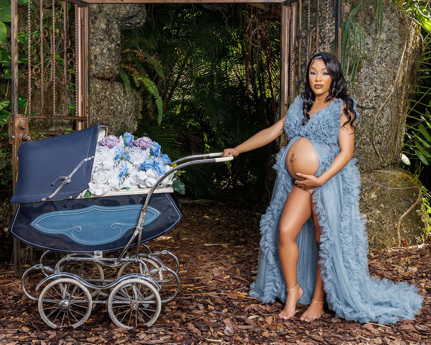 Pregnancy photography. Photoshoot shot at the secret gardens in miami by CR3 VISUALZ.
