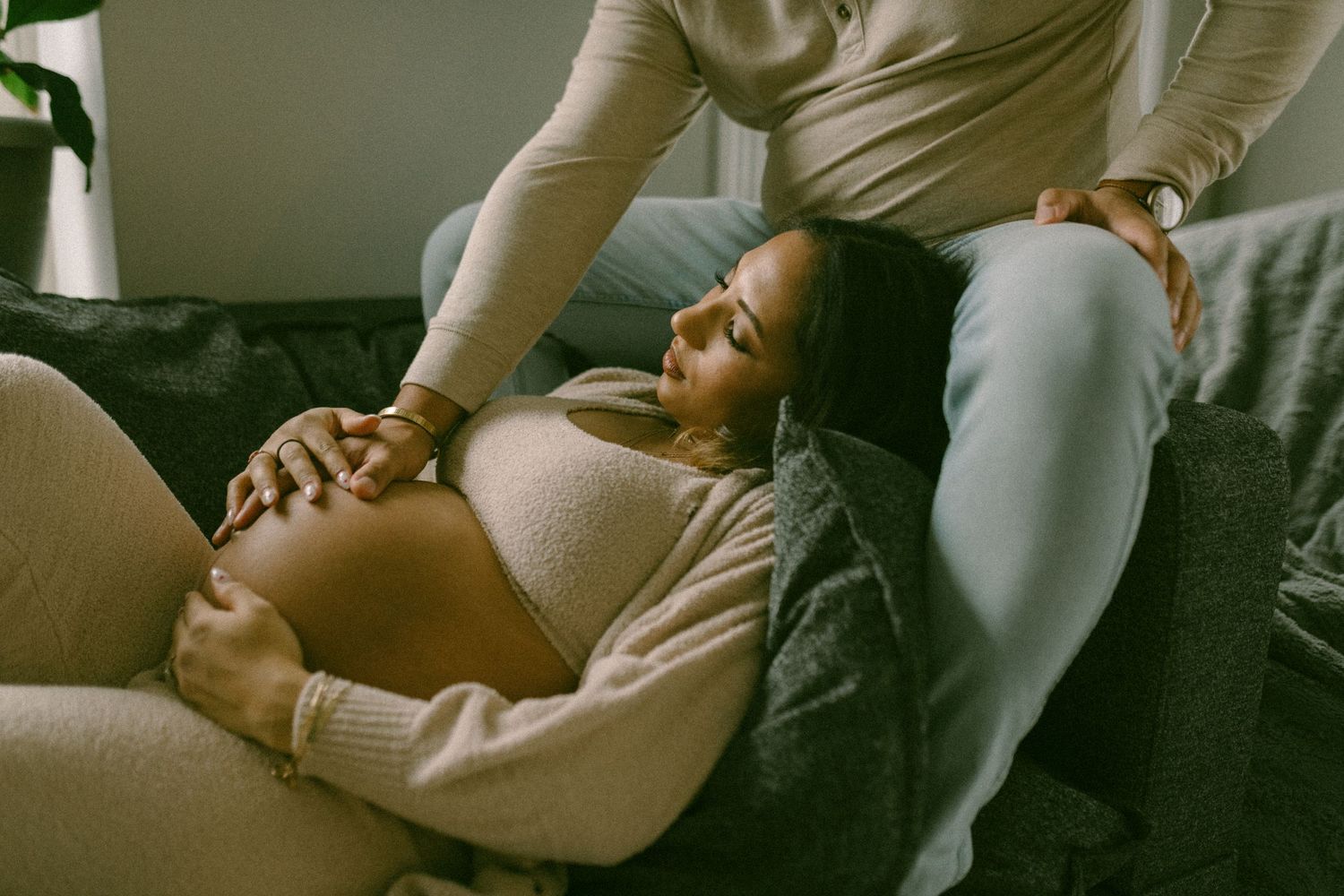 a cozy in home maternity session. michigan maternity photographer. in home family session.