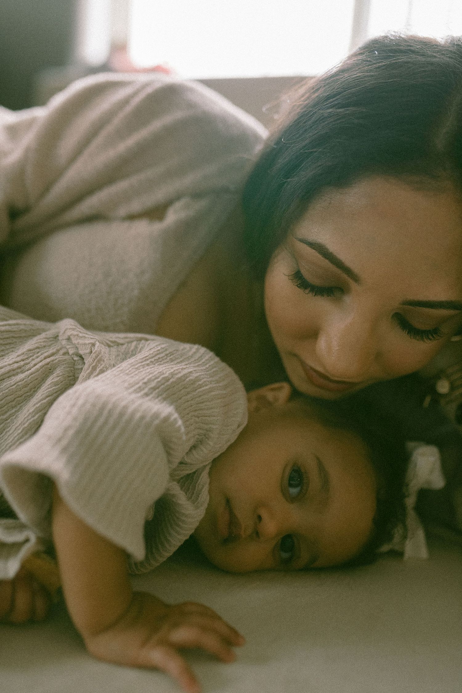 a cozy in home maternity session. michigan maternity photographer. in home family session.