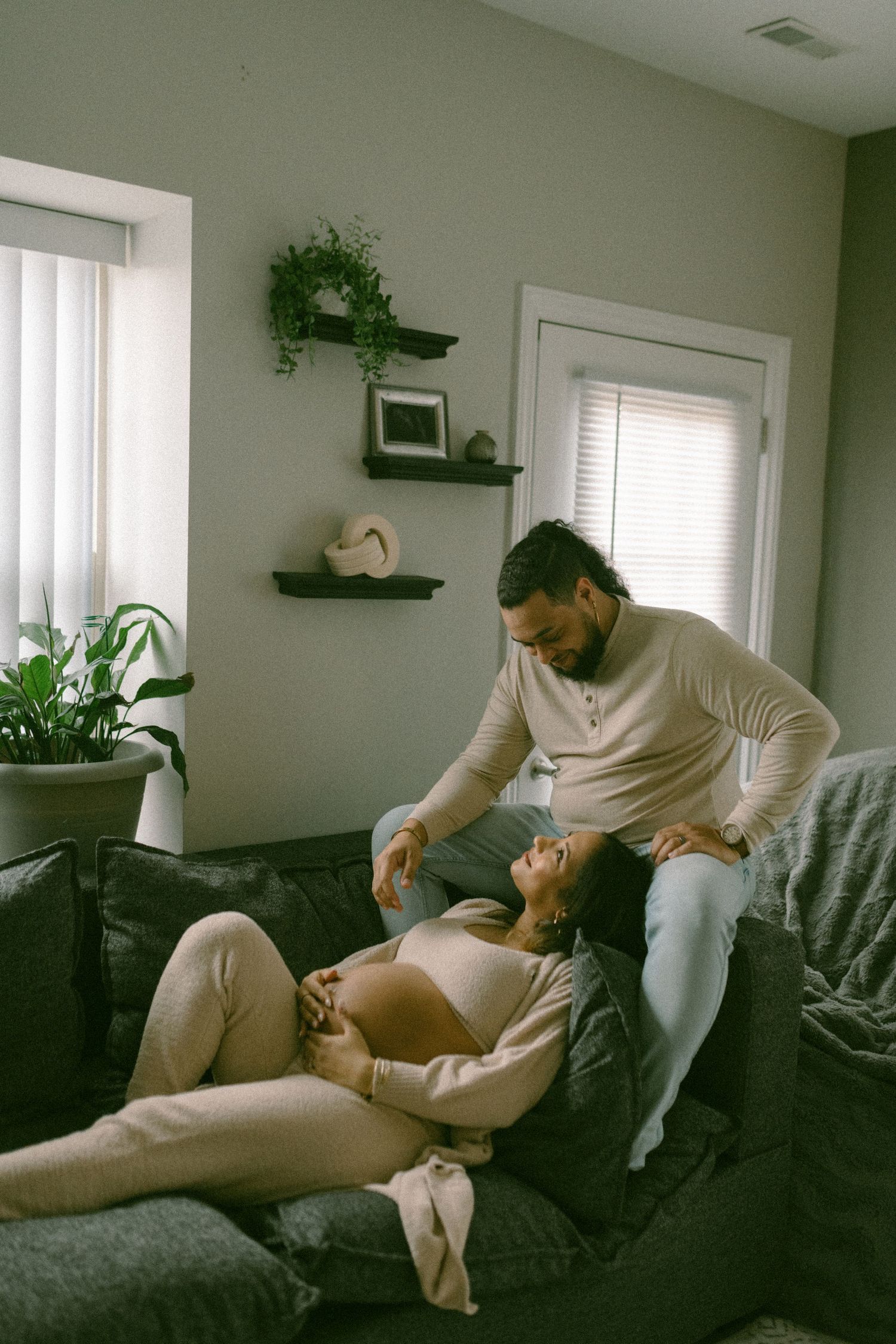 a cozy in home maternity session. michigan maternity photographer. in home family session.