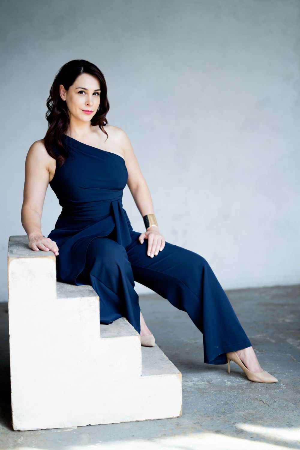 Opera mezzo-soprano headshot by Kendra Irene