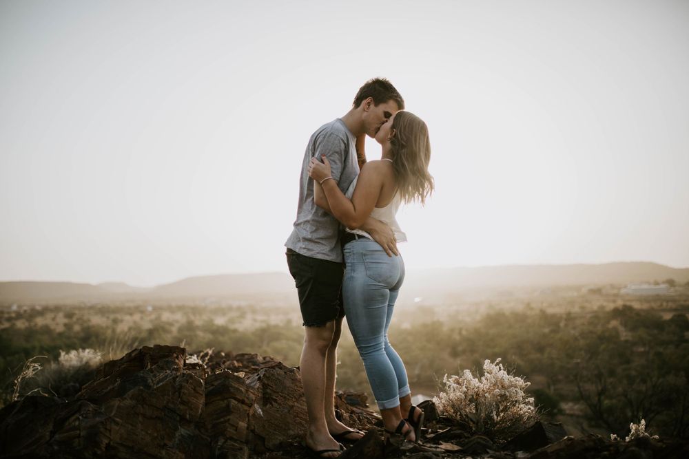 Couple kissing as the sunsets on a hill in Mount Isa