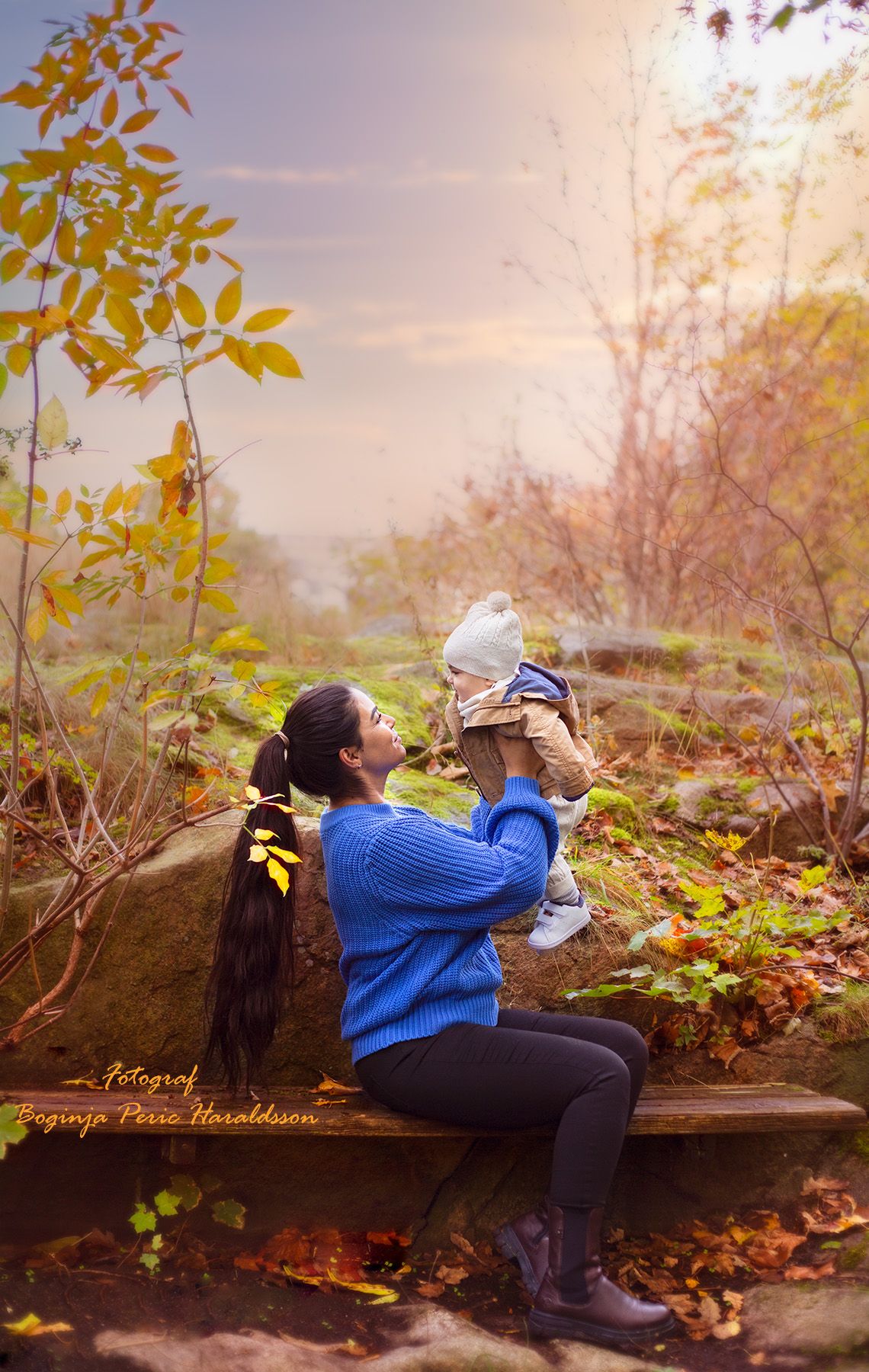 Mamma och bebisfotografering. Mamman håller upp sin bebis