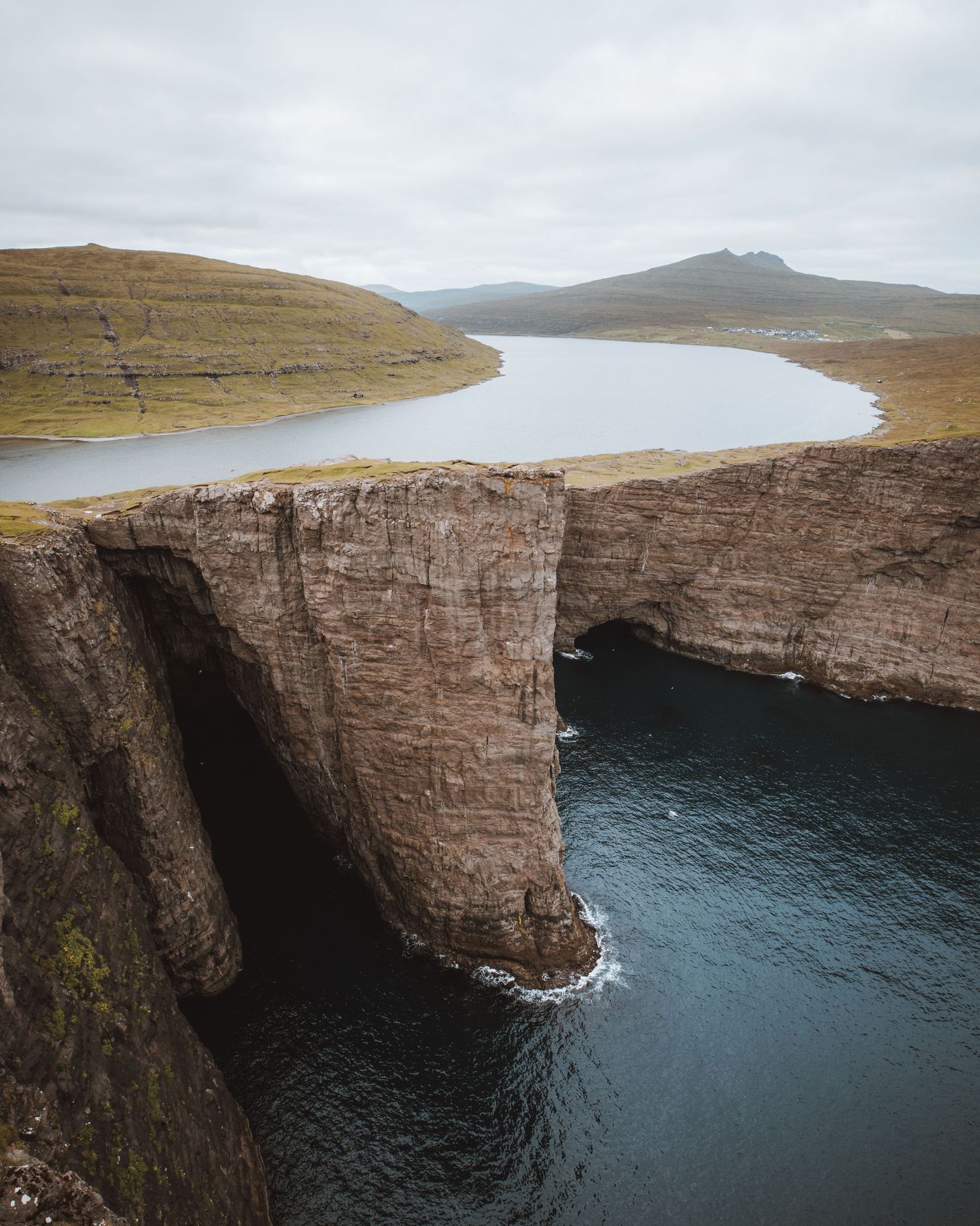 Les Îles Féroé, blog voyage et photos par Julie Fox Photography - Sorvagsvatn est le plus grand lac des îles Féroé, situé sur l'île de Vagar