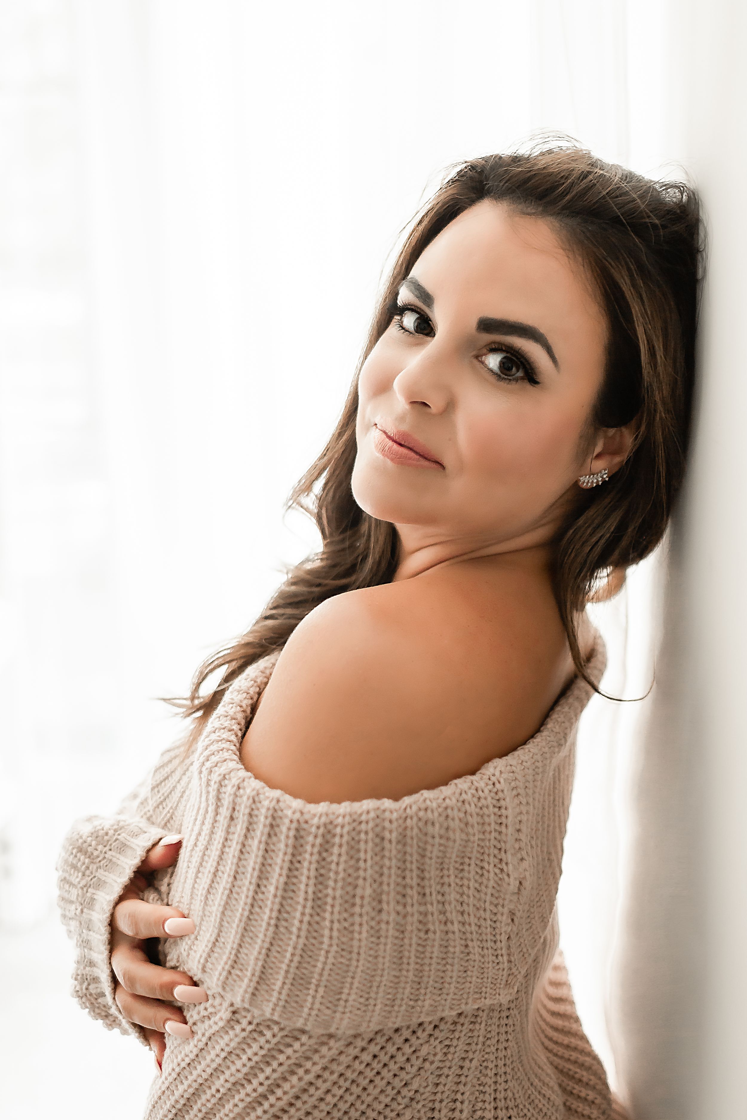 Carrie leans up against the wall at The Oak Atelier in Conroe, TX for her boudoir session.