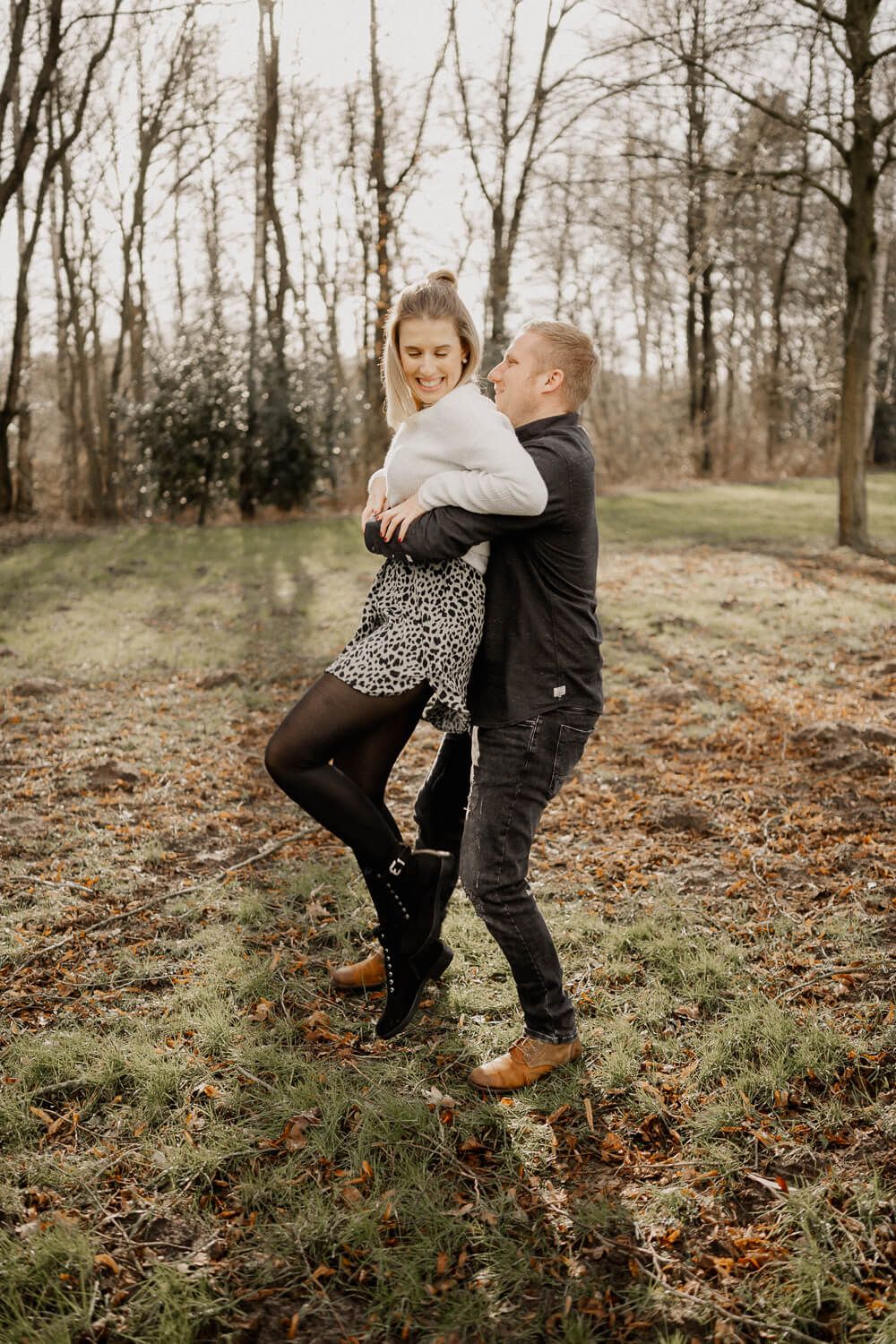 Paar bei einem Fotoshooting mit Theresa Hillebrandt Fotografie