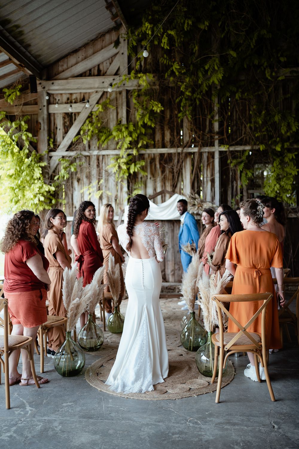 Photo cérémonie laïque , entrée de la mariée ferme du prieuré Rennemoulin