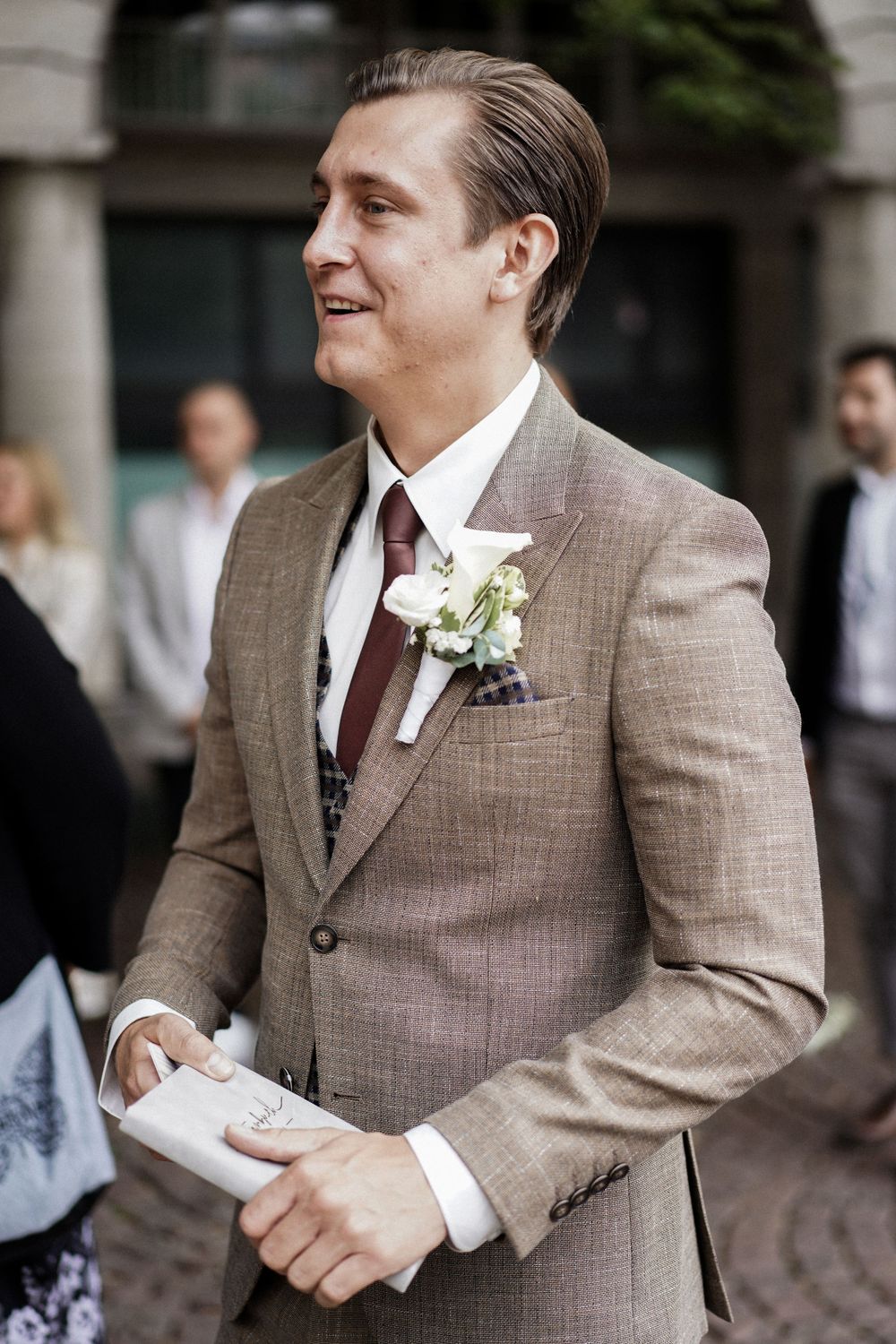 Standesamtliche Trauung Heiraten in Wuppertal Hochzeit in Wuppertal Hochzeitsfotograf emotional natürlich nah Bräutigam