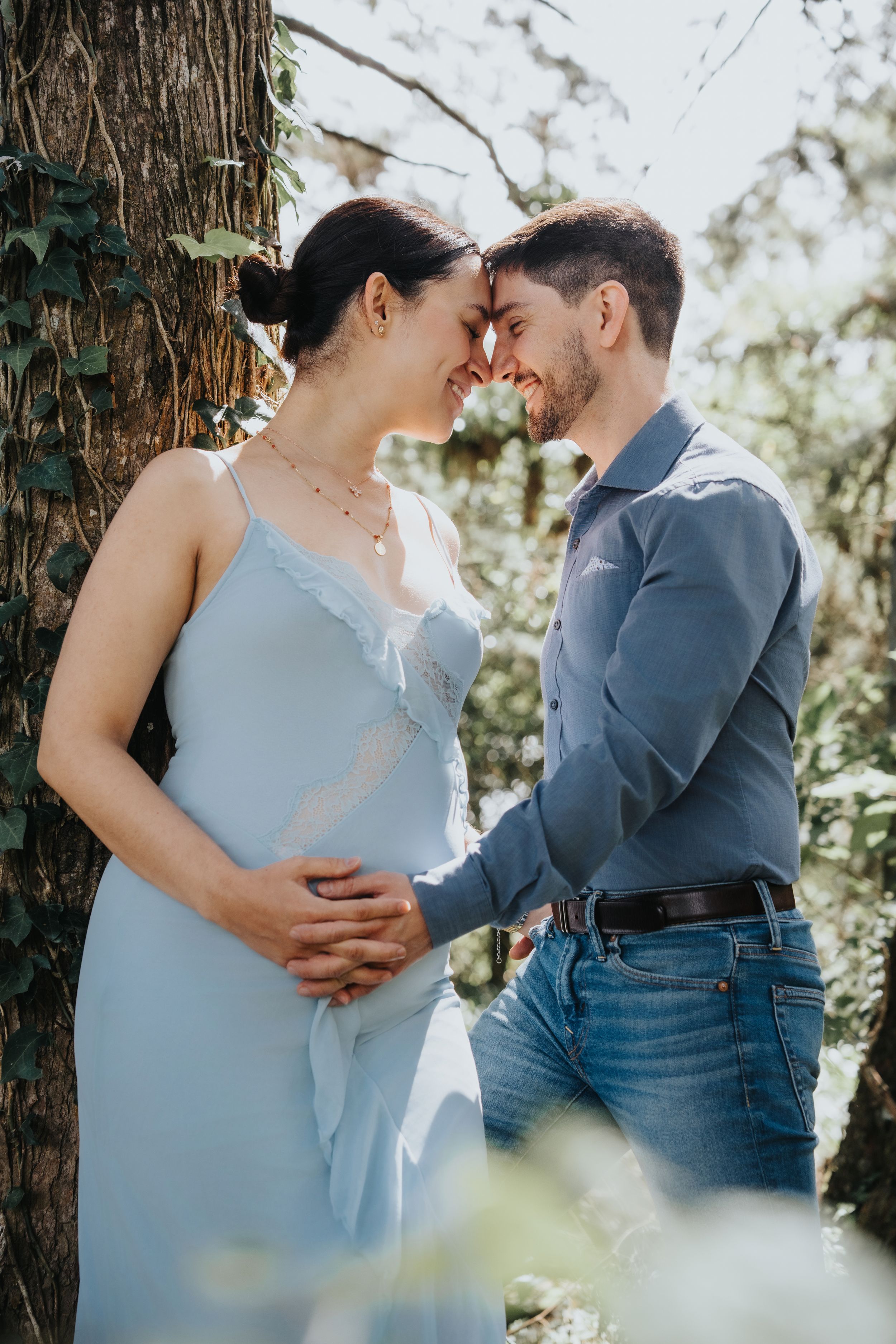 Fotografía de embarazo en pareja rodeada de naturaleza / Maternity couple photoshoot outdoors surrounded by nature.