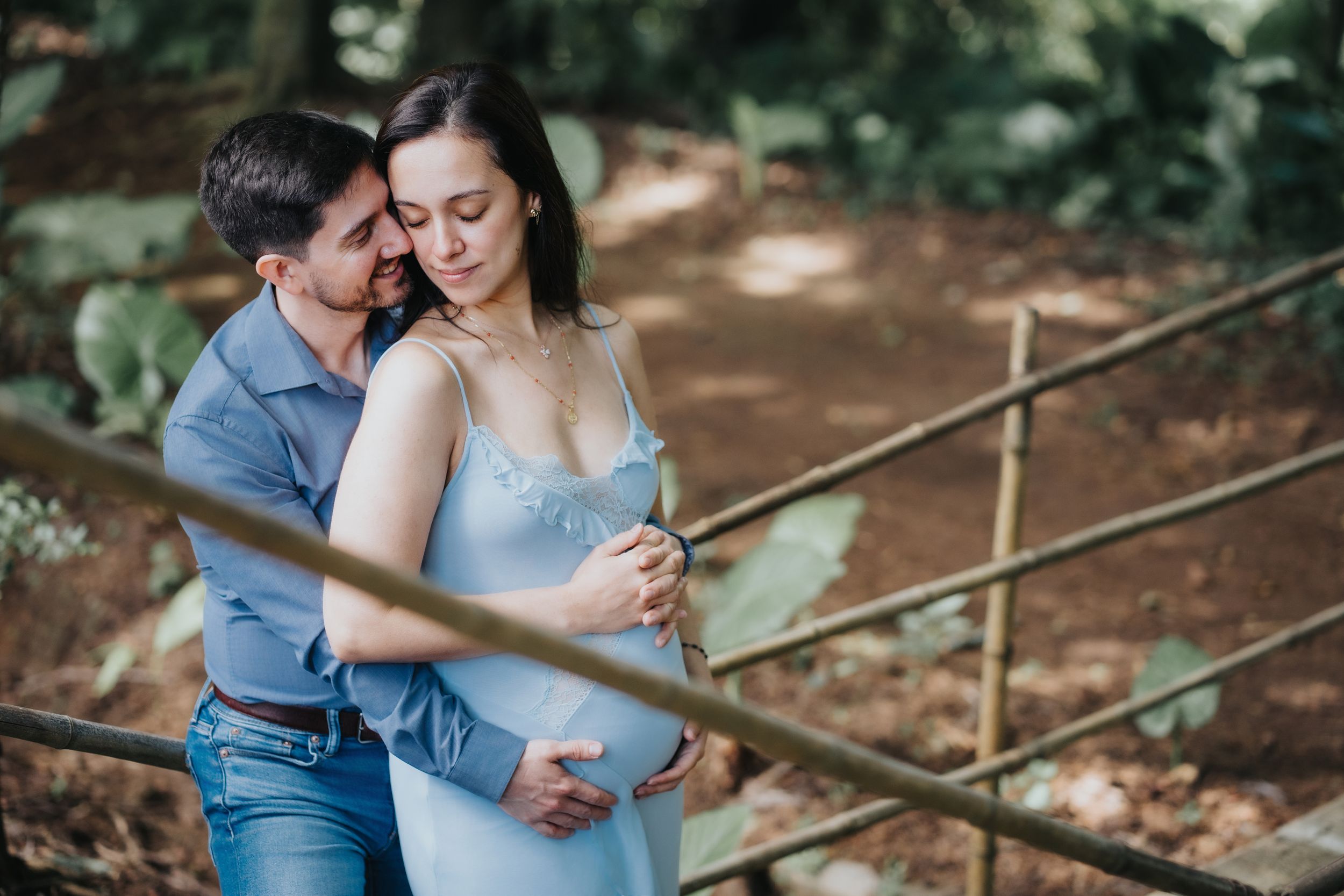 Pareja en sesión de maternidad al aire libre en Guatemala / Couples maternity photoshoot outdoors in Guatemala.