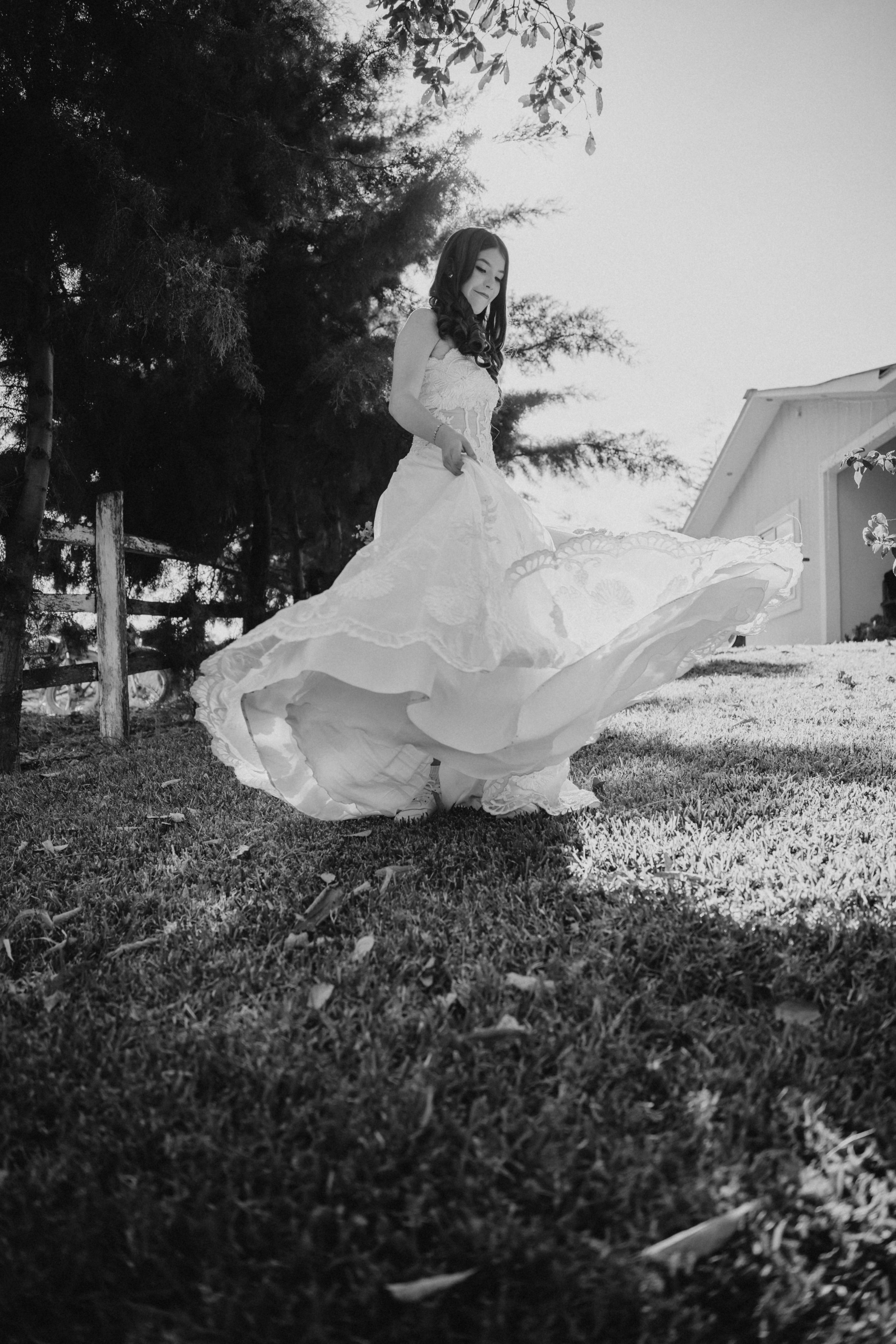 Quinceañera en vestido amplio para sesión de fotos / Quinceañera in full gown for her photoshoot.