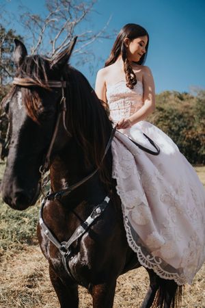 Quinceañera a caballo en sesión de fotos al aire libre / Quinceañera on horseback in outdoor photoshoot.