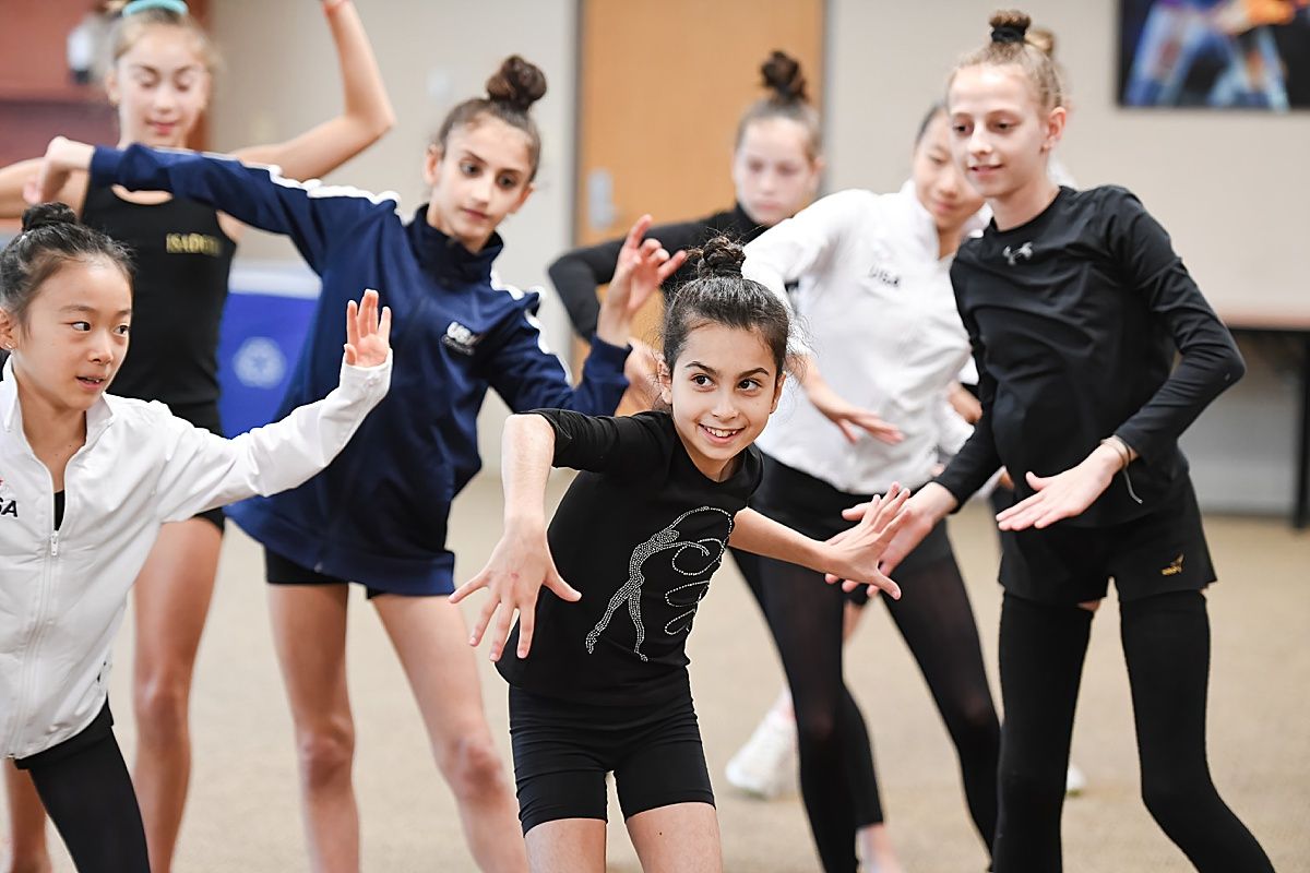 Rhythmic gymnasts Artistry workshop