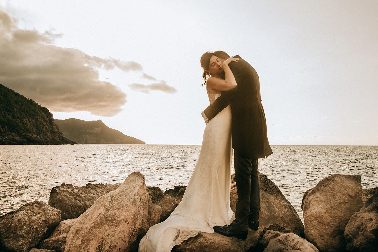 pareja de novios puesta de sol