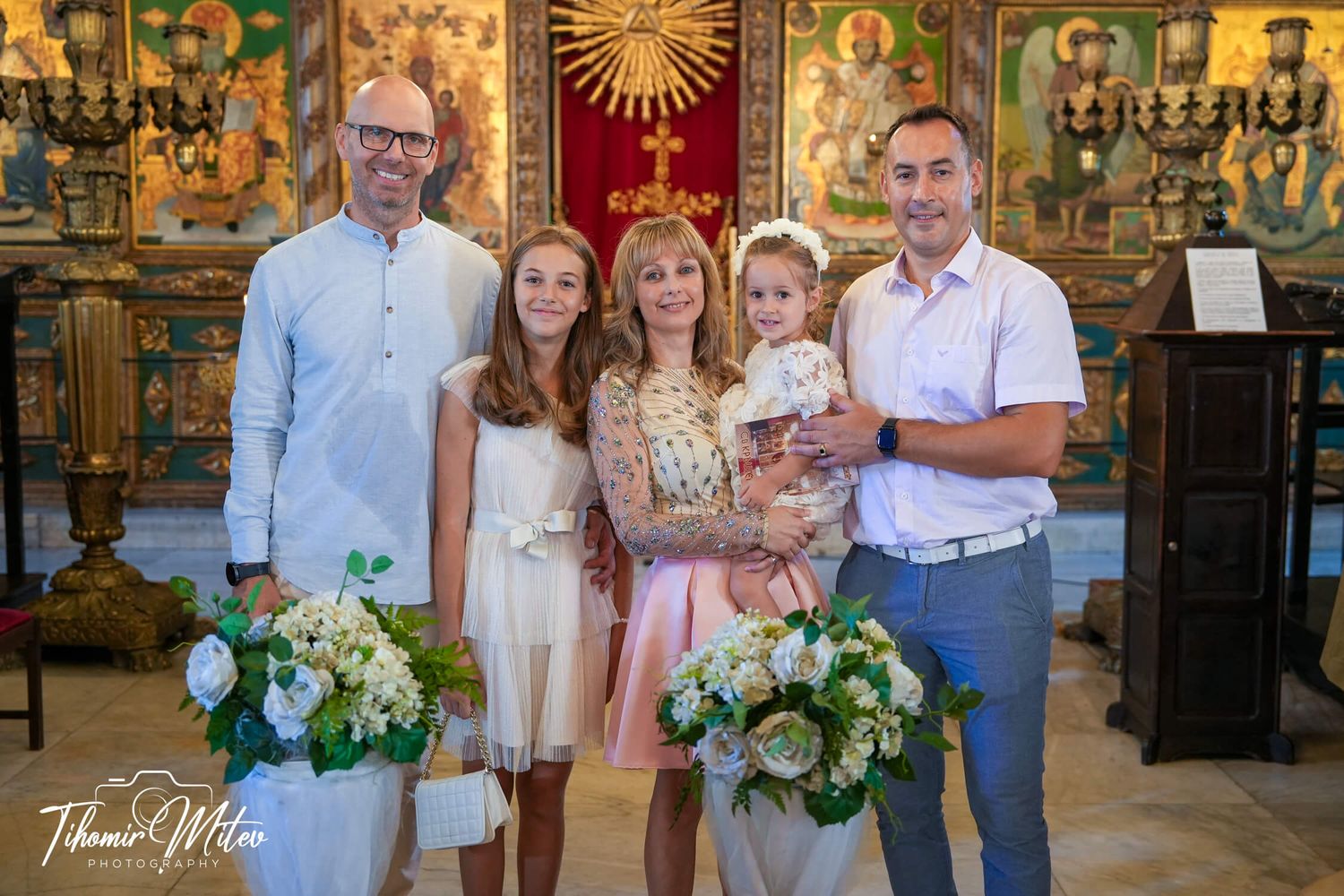 Семейство и кръсник в църквата Свети Атанасий