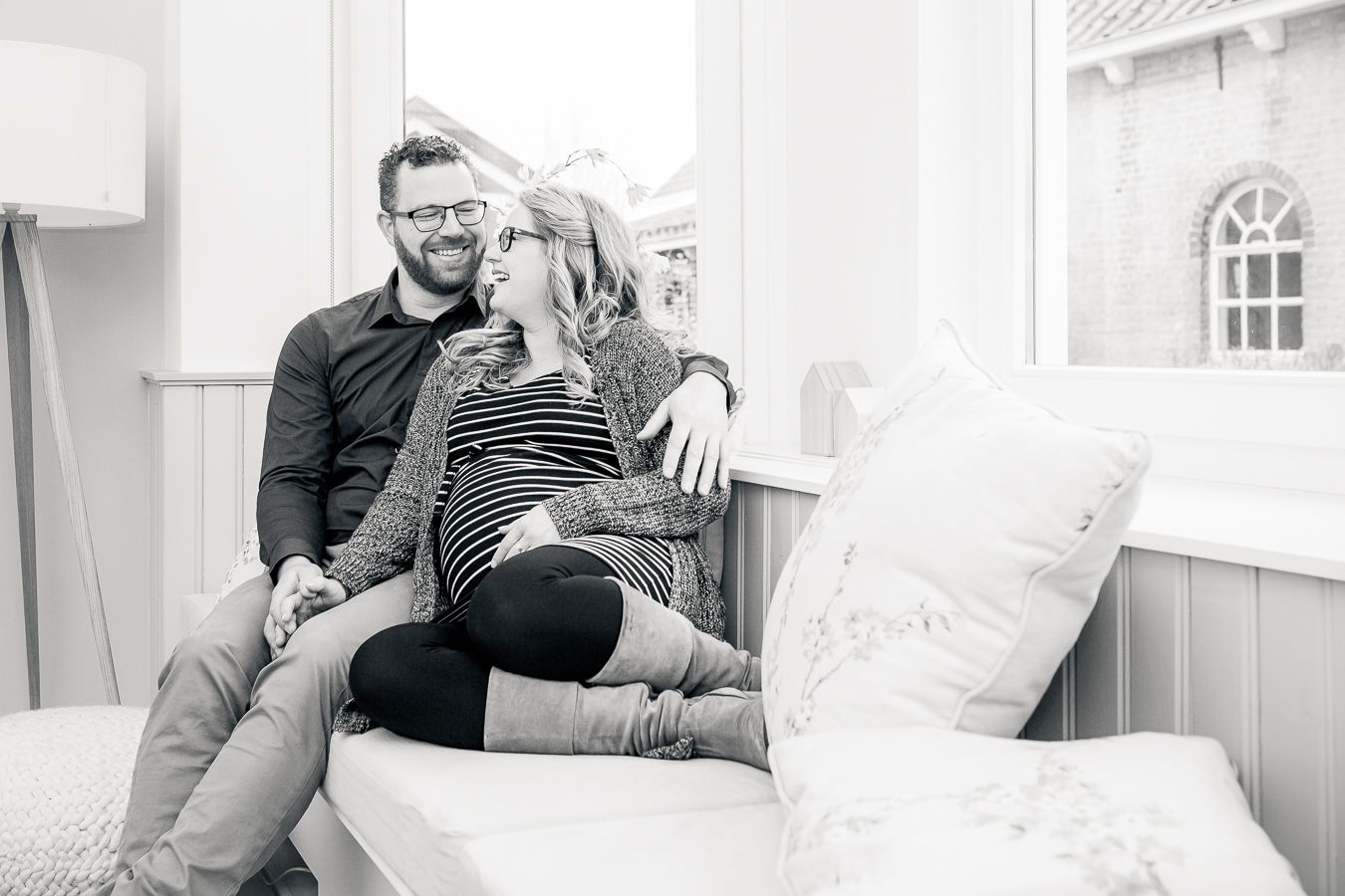 Zwangerschapsshoot @ Home - Fotoshoot - zwart wit - Leuk stel, zwanger van eerste baby