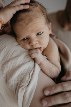 baby tijdens newbornshoot