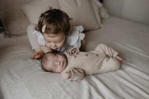 baby en zijn zus tijdens newbornshoot