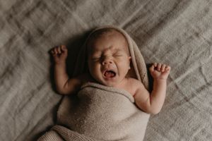 baby tijdens newbornshoot