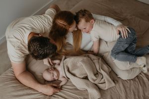 hele gezin tijdens newbornshoot in kleur