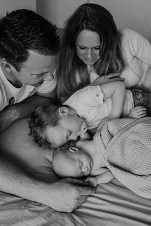 hele gezin tijdens newbornshoot in zwart wit