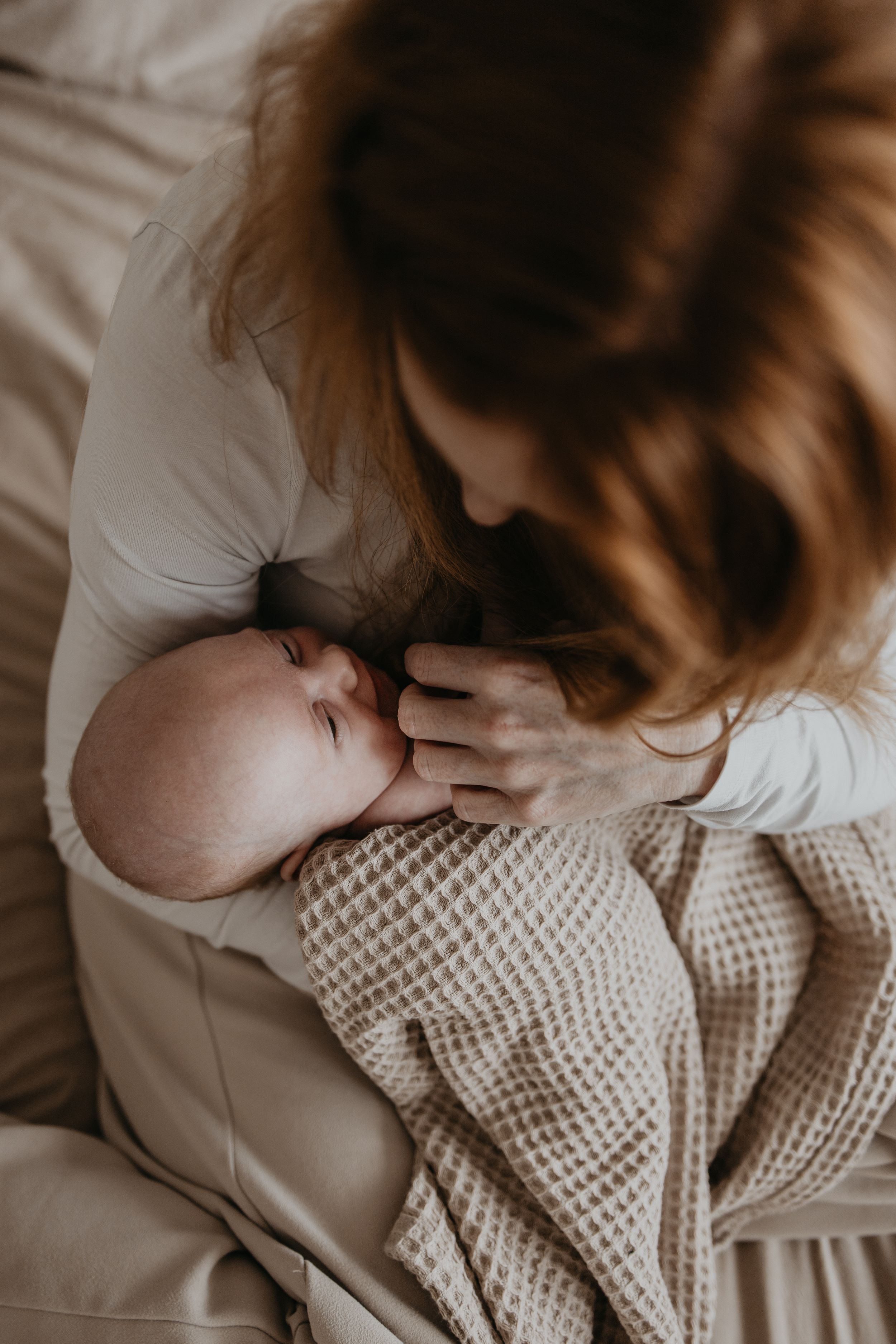 baby en moeder tijdens newbornshoot