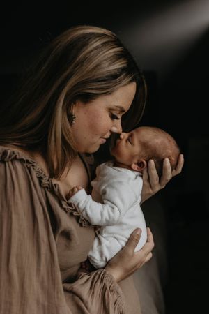 baby en zijn moeder tijdens newbornshoot