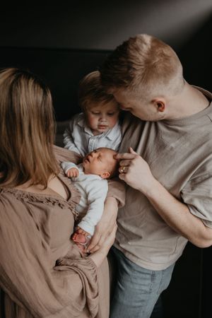 gezin tijdens newbornshoot