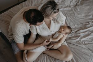 Baby samen met zijn ouders tijdens newbornshoot