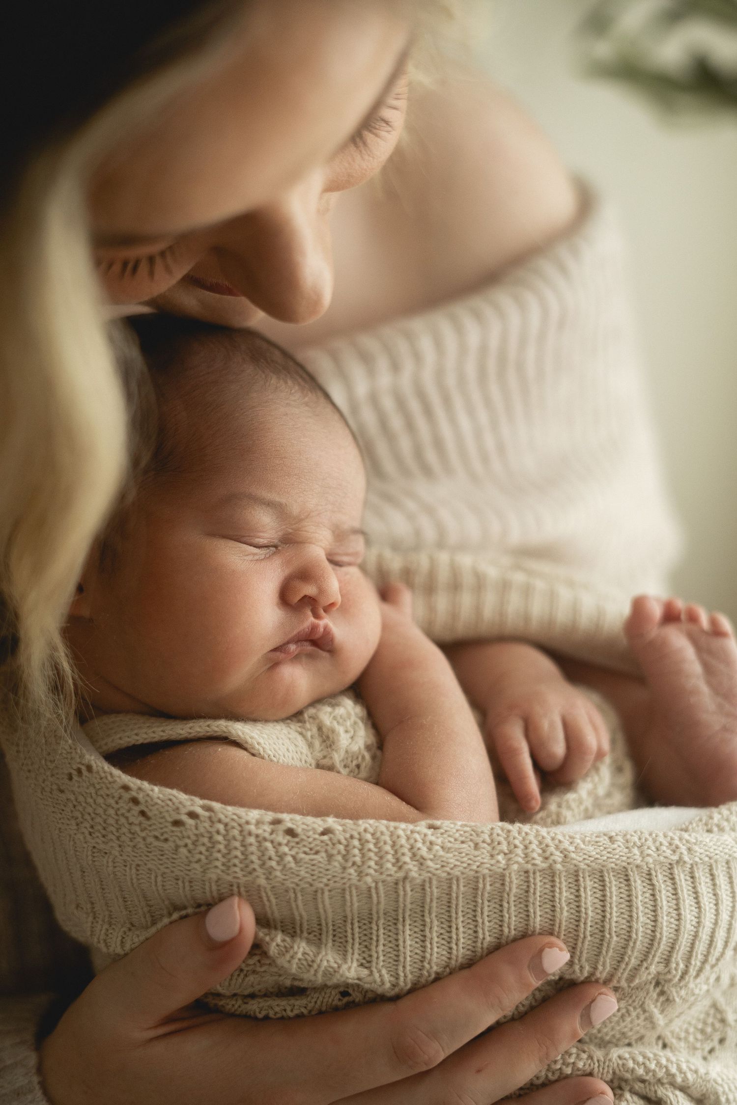 Maternity, newborn and family. Soft neutrals, captured in warm, natural light—embracing the beauty of motherhood.